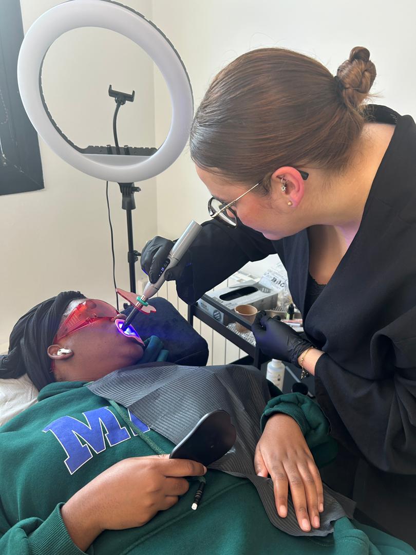 FORMATION 2 EN 1 – BLANCHIMENT + STRASS DENTAIRE (DAKAR/OUAKAM)